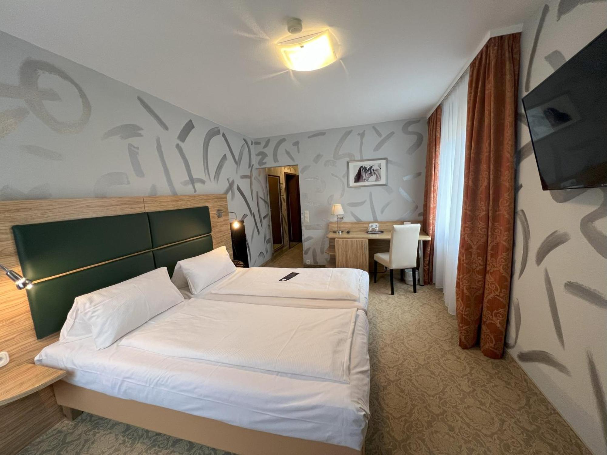 Apart Hotel Deutschmeister Бад Мергентхайм Екстериор снимка