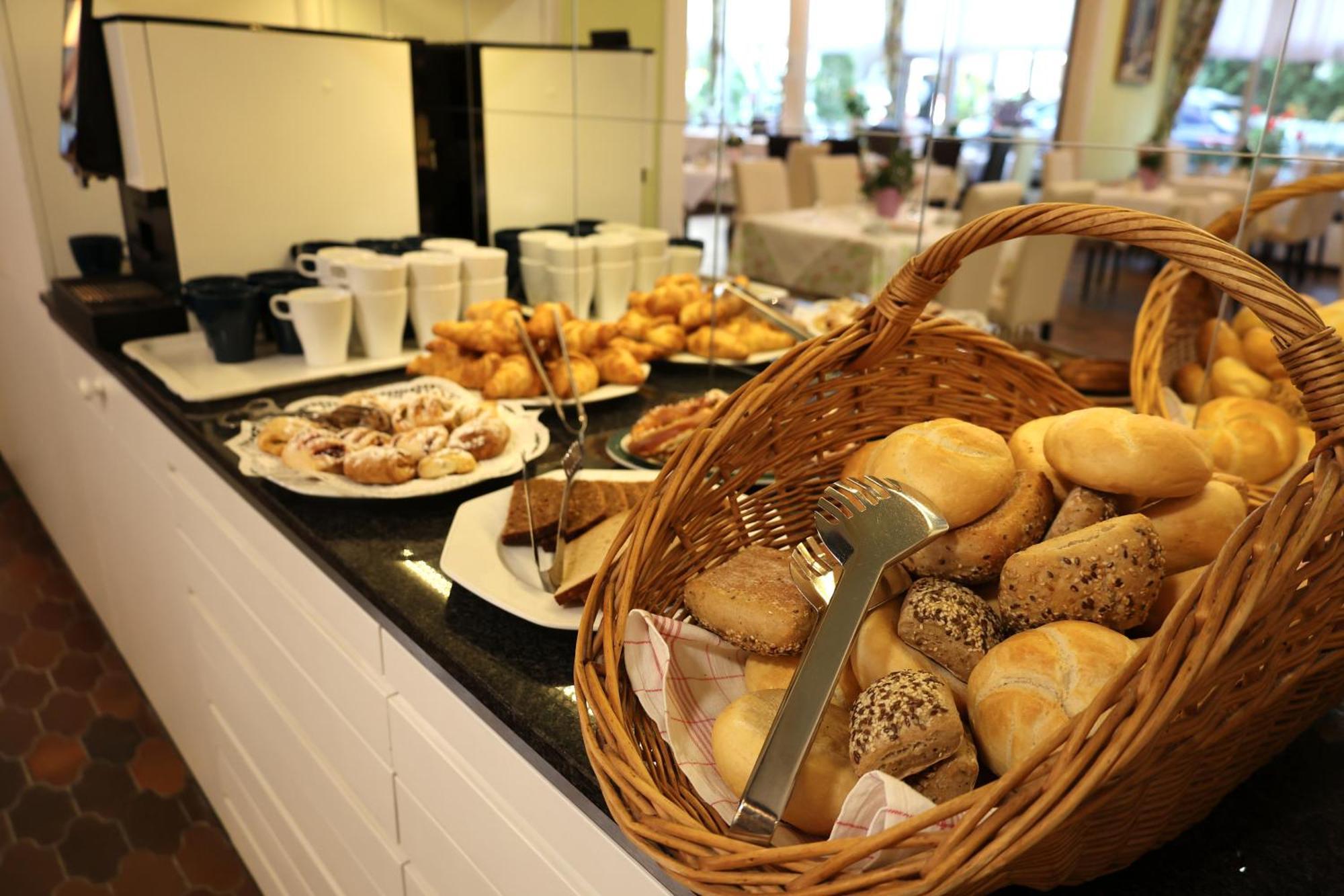 Apart Hotel Deutschmeister Бад Мергентхайм Екстериор снимка