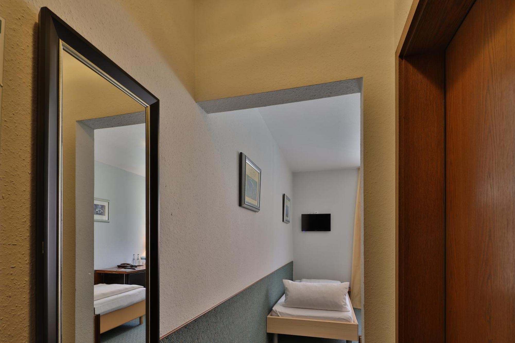 Apart Hotel Deutschmeister Бад Мергентхайм Екстериор снимка