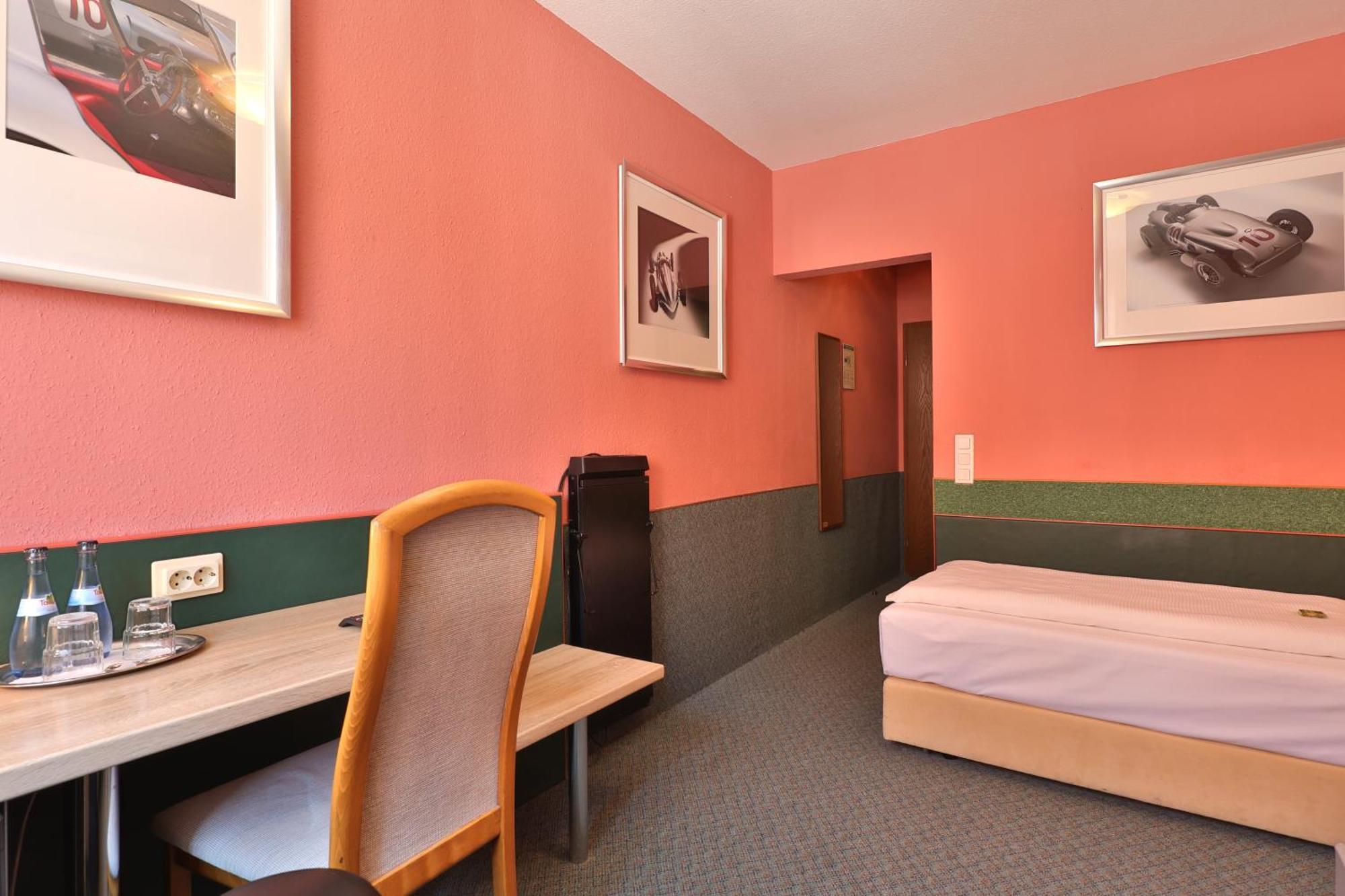 Apart Hotel Deutschmeister Бад Мергентхайм Екстериор снимка