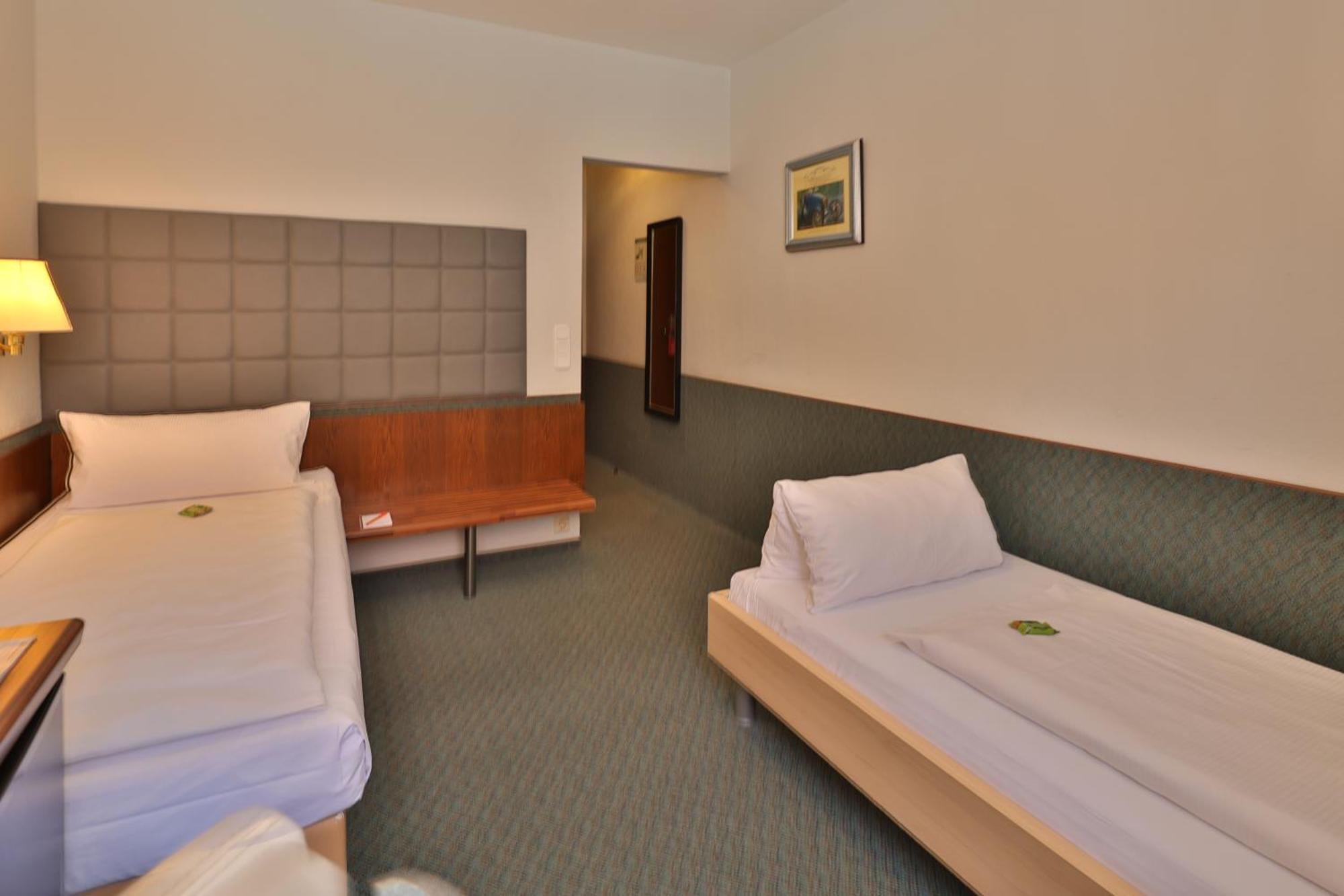 Apart Hotel Deutschmeister Бад Мергентхайм Екстериор снимка
