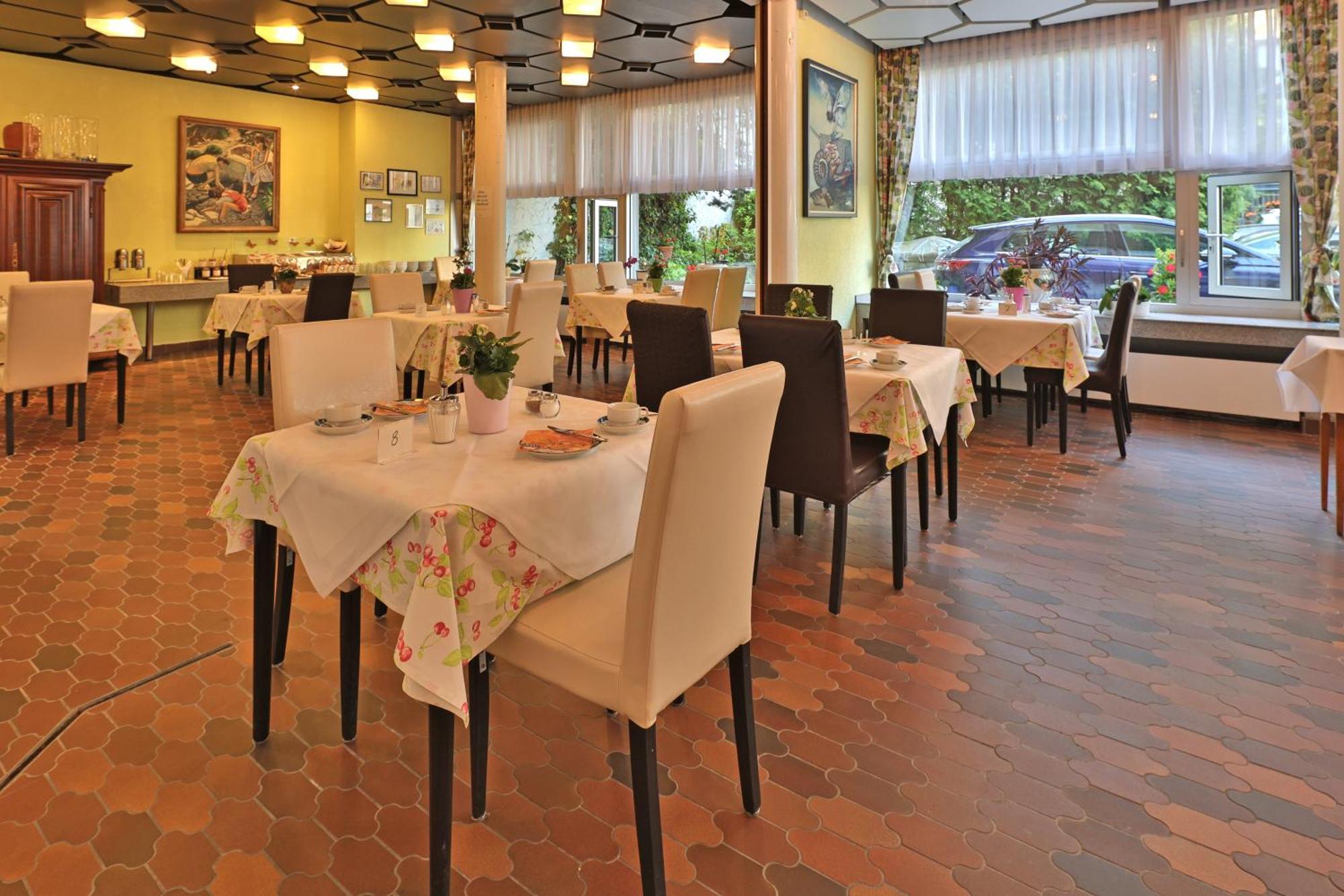 Apart Hotel Deutschmeister Бад Мергентхайм Екстериор снимка