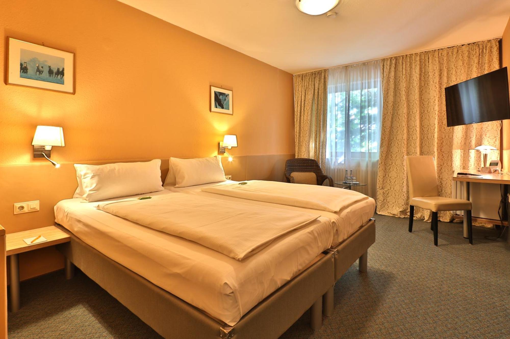 Apart Hotel Deutschmeister Бад Мергентхайм Екстериор снимка