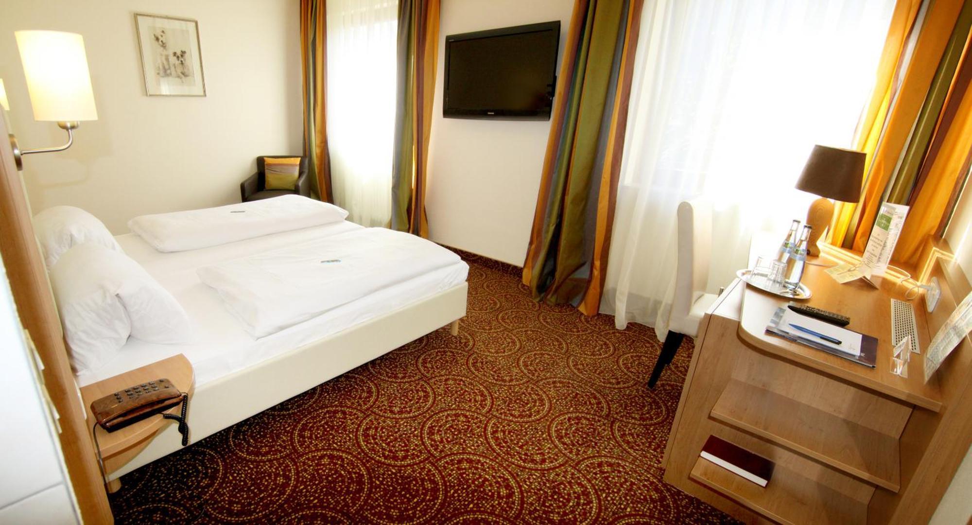 Apart Hotel Deutschmeister Бад Мергентхайм Екстериор снимка